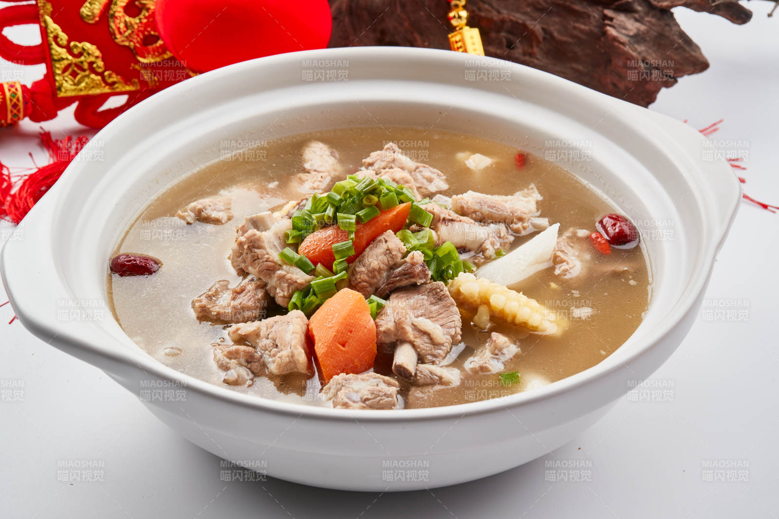 白色砂锅装的清炖萝卜羊肉滋补汤图片