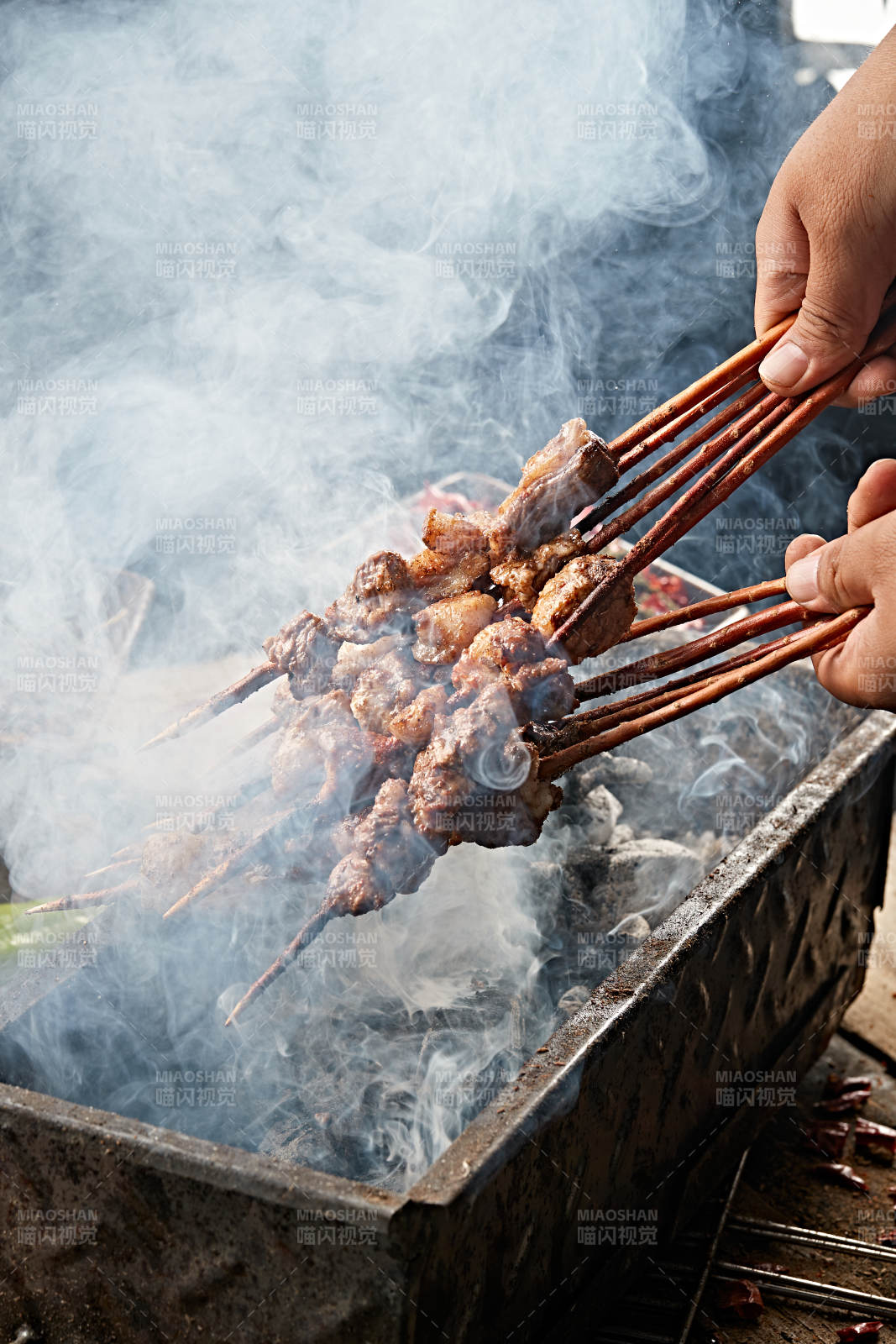 满是烟火气的烤炉上的鲜羊肉新疆红柳大串图片