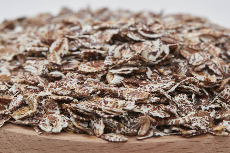 白色背景上的健康低脂黑麦片颗粒图片