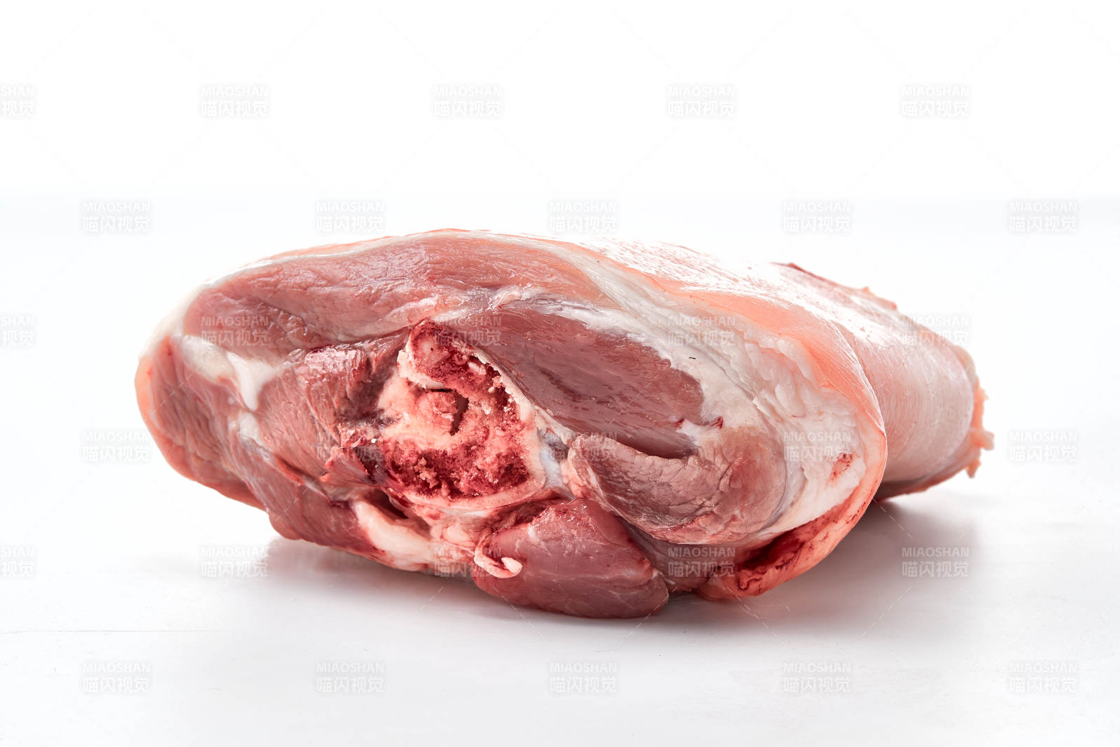 白色背景下的生鲜猪肘子图片