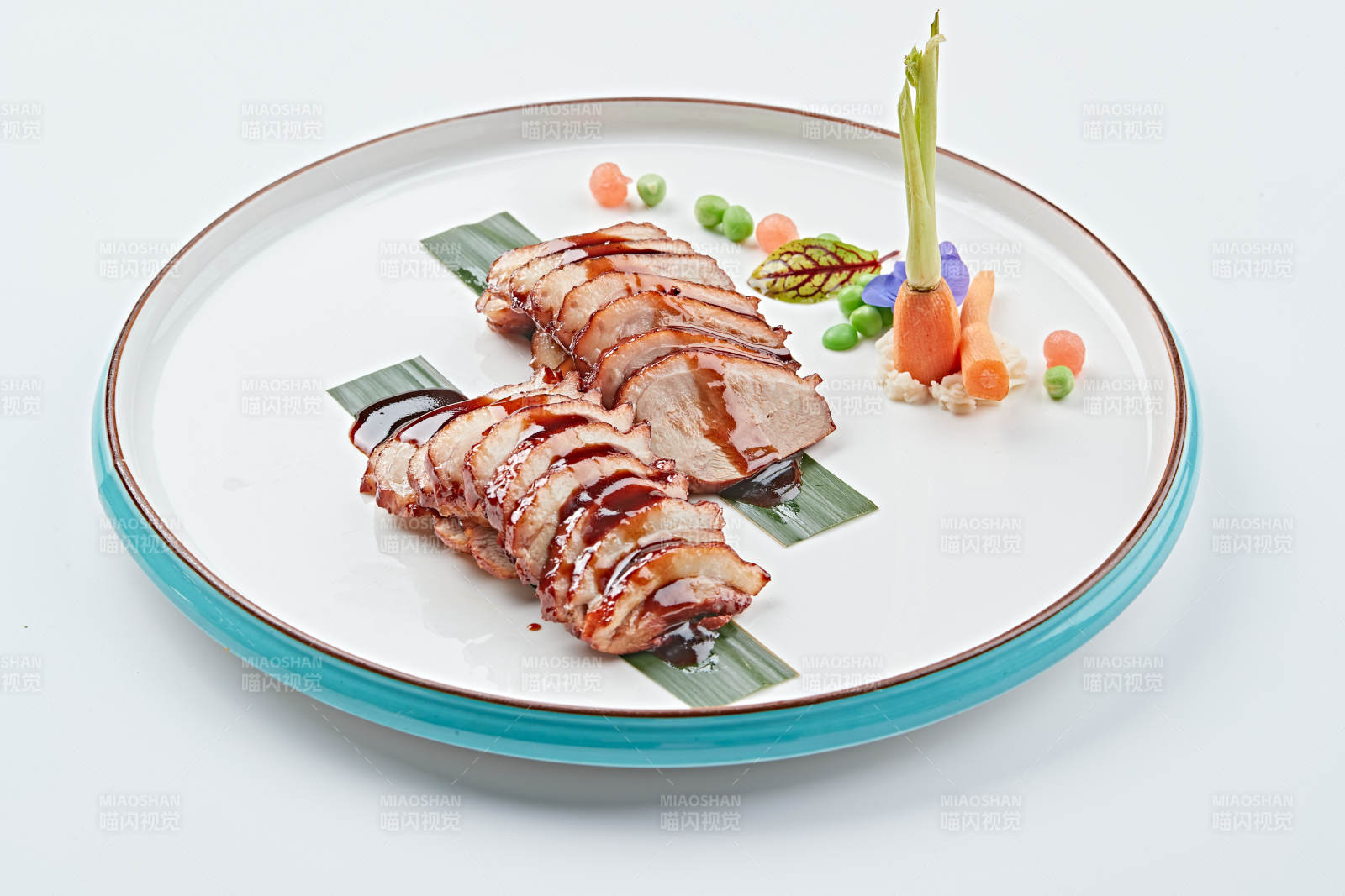 白色瓷盘装的烟熏鸭胸肉切片图片