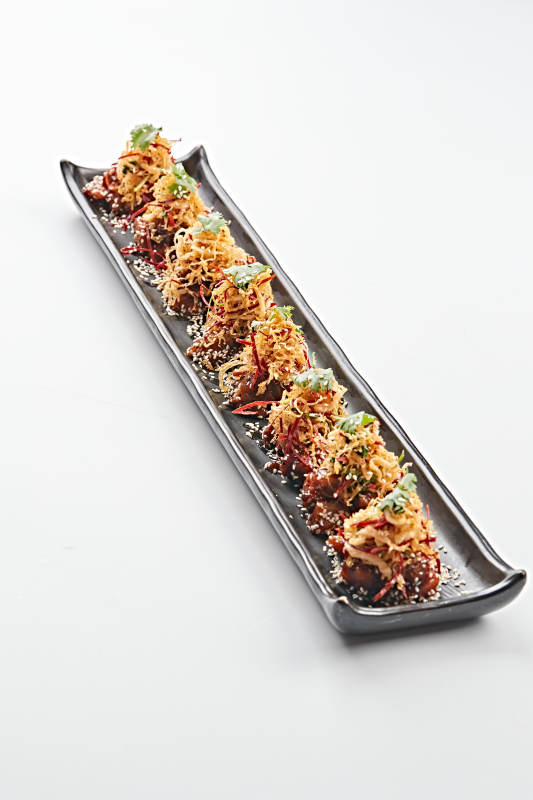 黑色长石盘装的油炸酸菜猪月牙骨图片