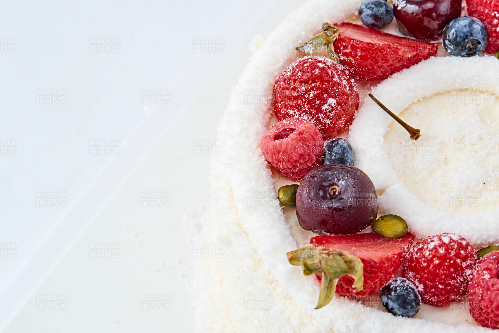 鲜水果椰蓉雪花生日蛋糕图片