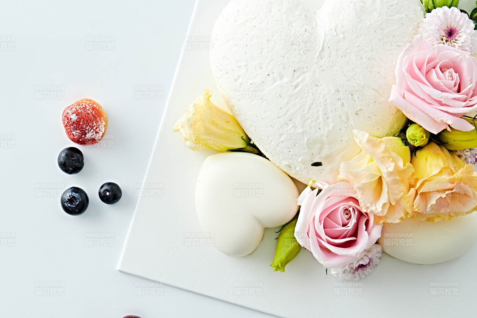 爱心造型椰奶香芋情人节蛋糕图片