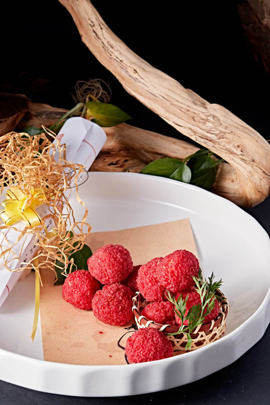 白瓷盘装的精美摆盘的荔枝大虾球图片