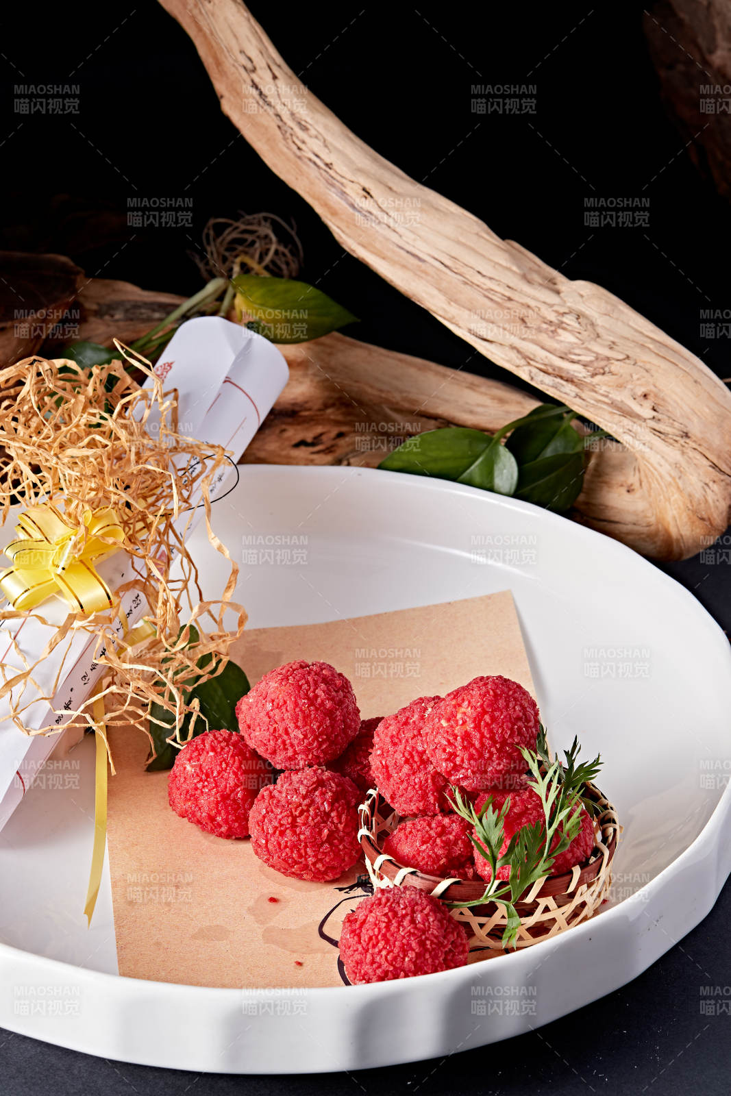 白瓷盘装的精美摆盘的荔枝大虾球图片