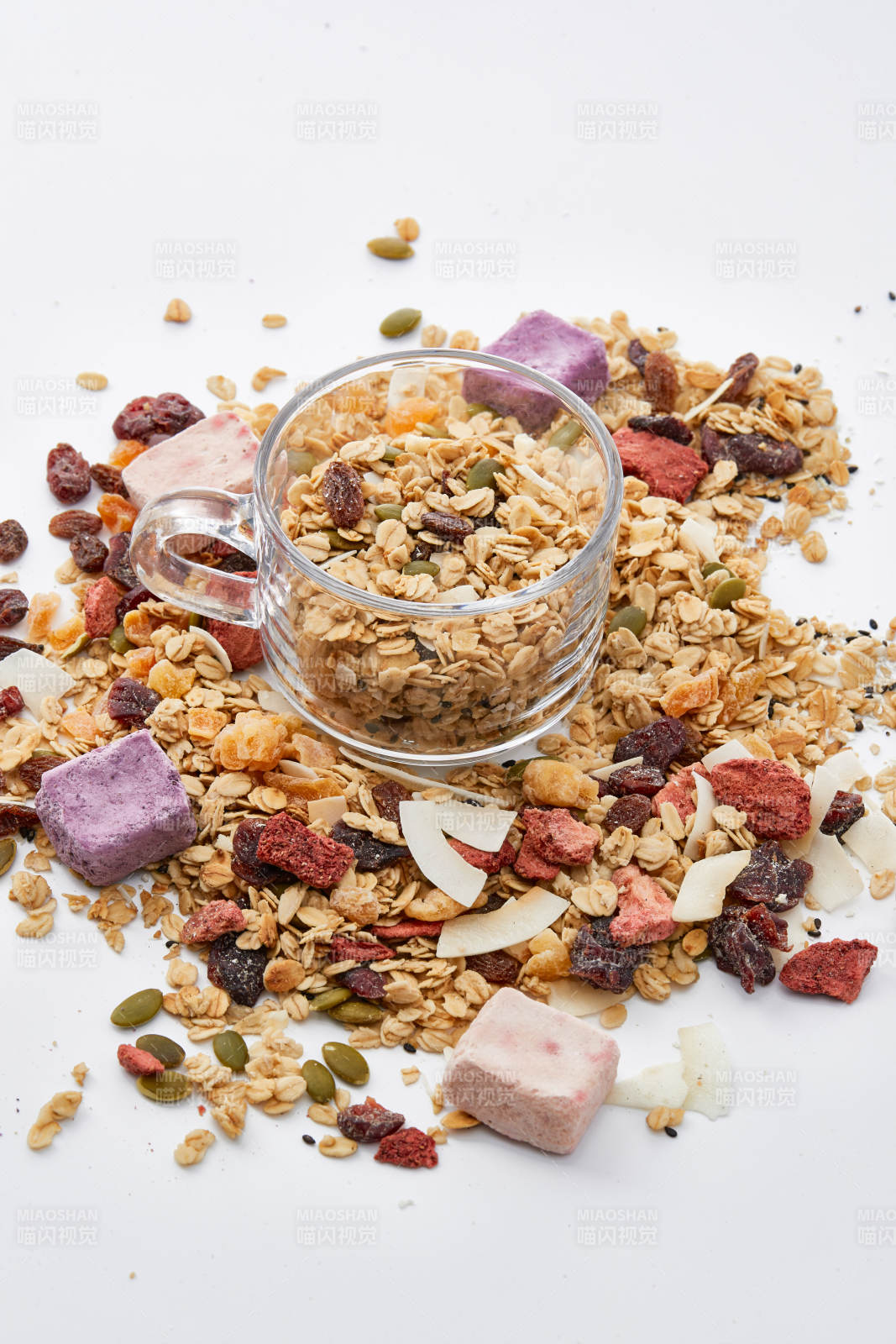 美味健康的营养早餐坚果混合烤燕麦图片