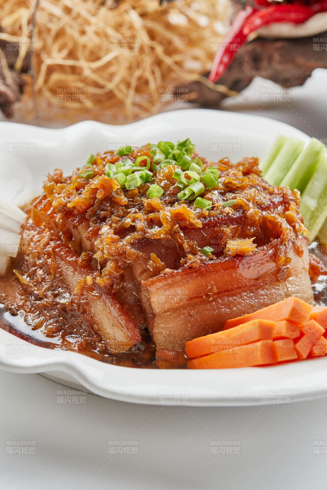 白色瓷餐具装的梅菜扣肉图片