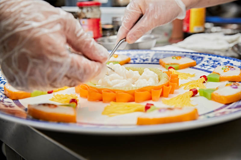 人与食物紧张忙碌的中餐厨房图片