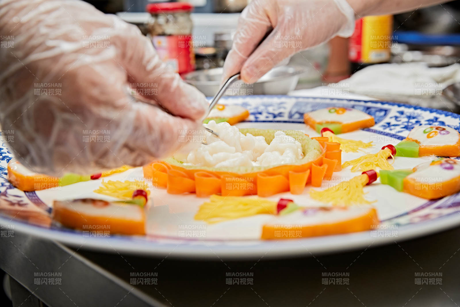 人与食物紧张忙碌的中餐厨房图片