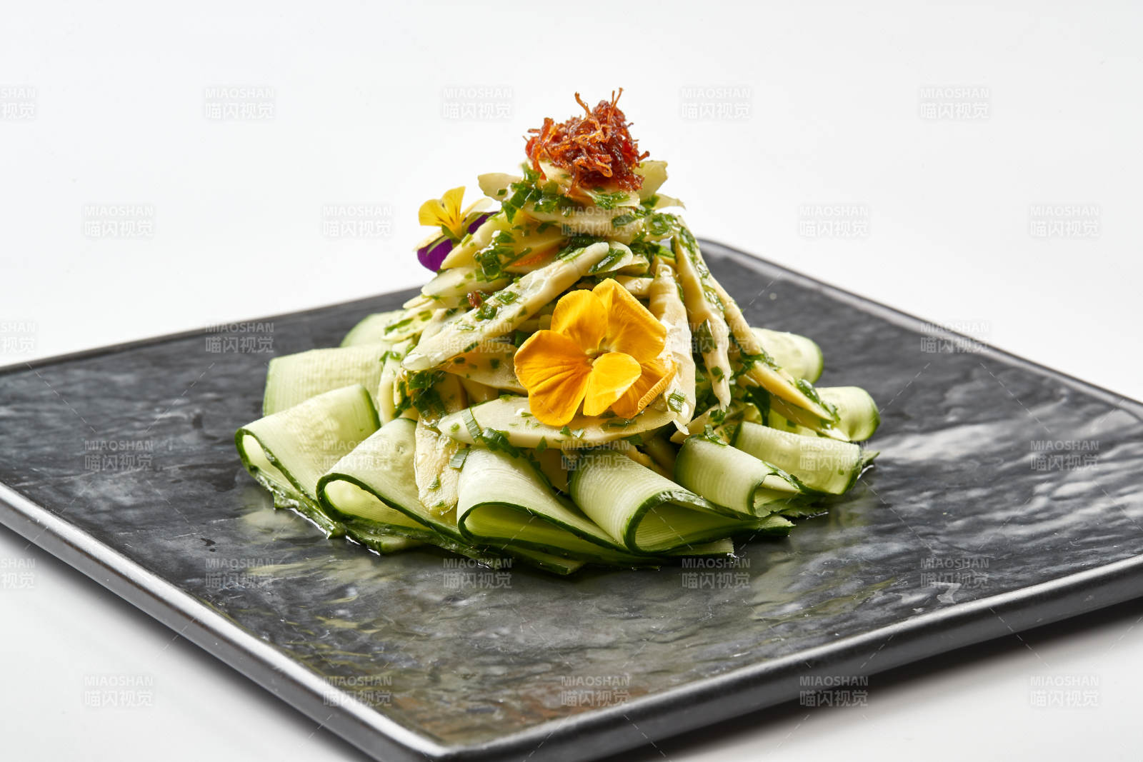 黑色石盘装的油渍春笋尖配乳瓜图片