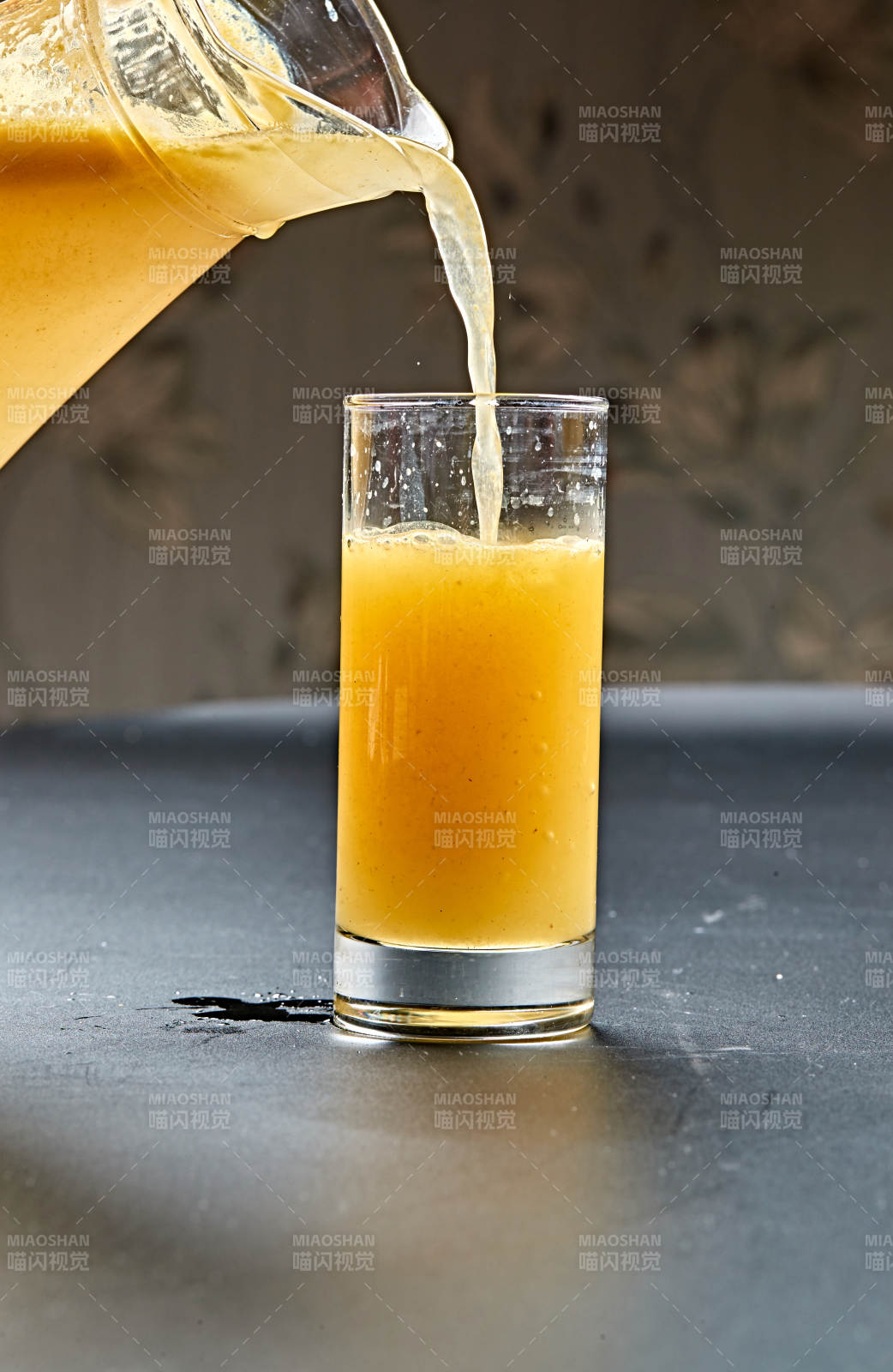 玻璃器皿装的鲜榨百香果汁图片