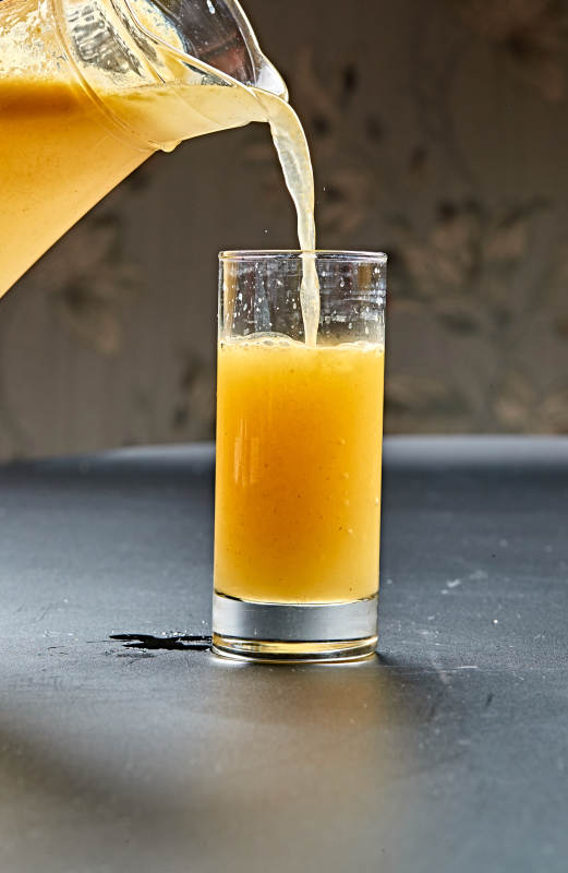 玻璃器皿装的鲜榨百香果汁图片