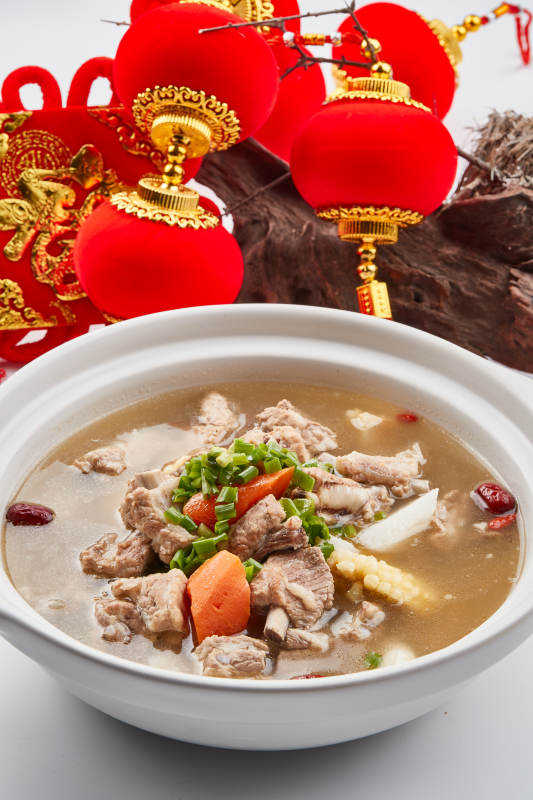 白色砂锅装的清炖萝卜羊肉滋补汤图片