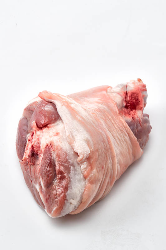 白色背景下的生鲜猪肘子图片