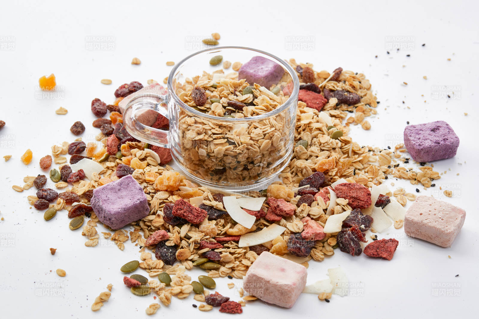美味健康的营养早餐坚果混合烤燕麦图片