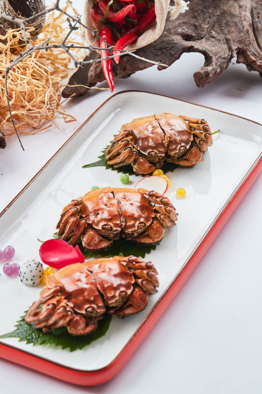 精美餐具装的风味糟醉阳澄湖大闸蟹图片