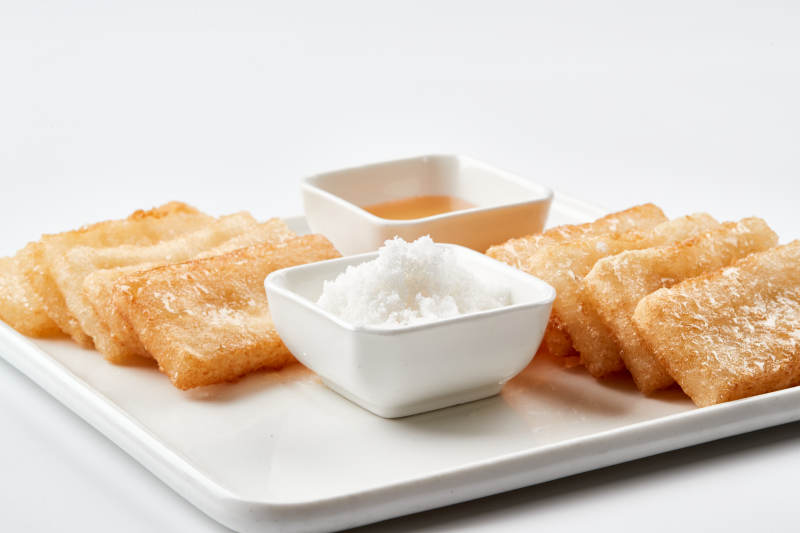 白色瓷盘装的美味香炸糯米糍粑图片