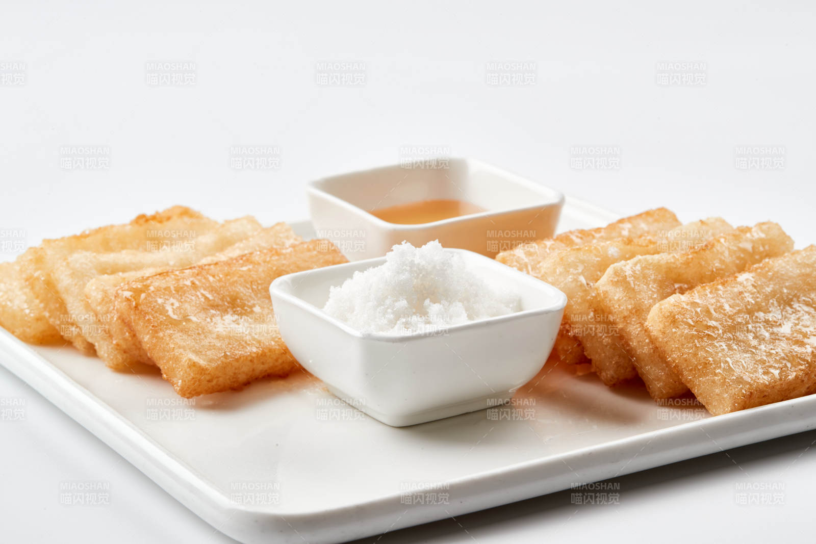 白色瓷盘装的美味香炸糯米糍粑图片