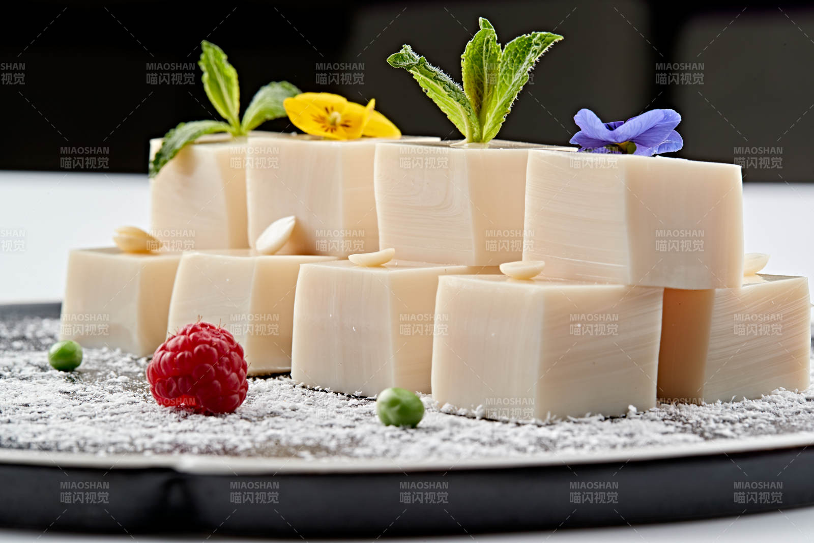 精美餐具装的自制杏仁豆腐图片