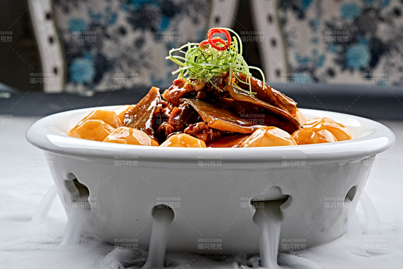 白色瓷餐具装的浓香红烧土豆炖甲鱼图片