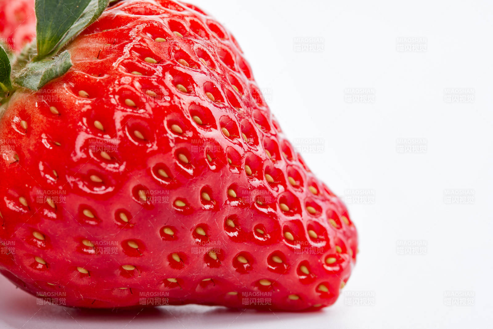 白色背景上摆放的新鲜草莓图片