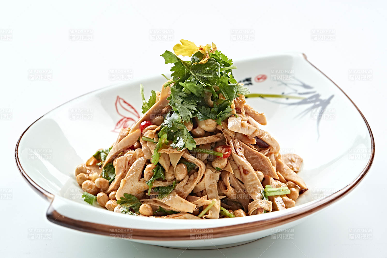 精美餐具装的凉拌豆皮小黄豆图片