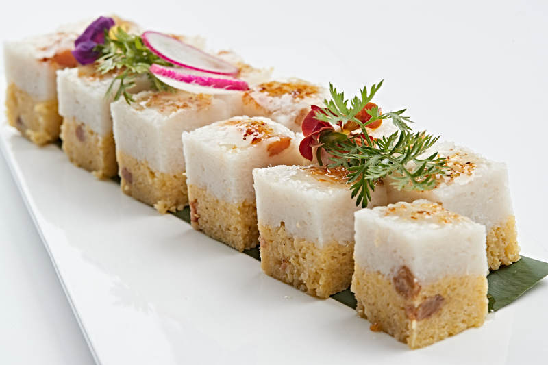 白色瓷盘装的桂花蜜双色米糕图片