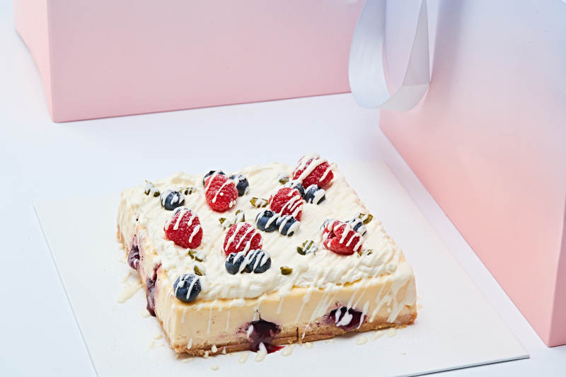 蓝莓树莓鲜奶慕斯蛋糕图片