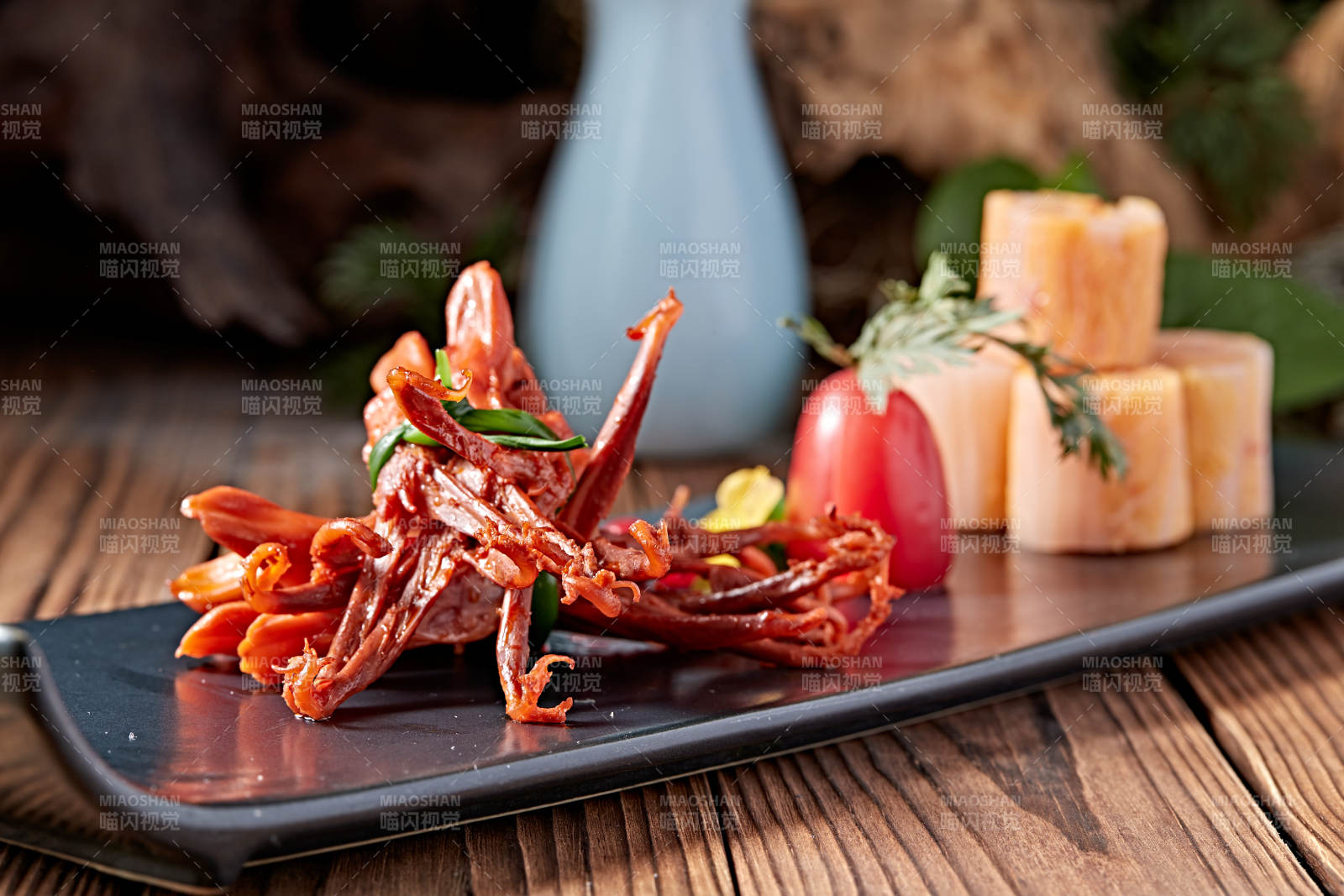 韩国泡菜配飘香卤味鸭舌图片