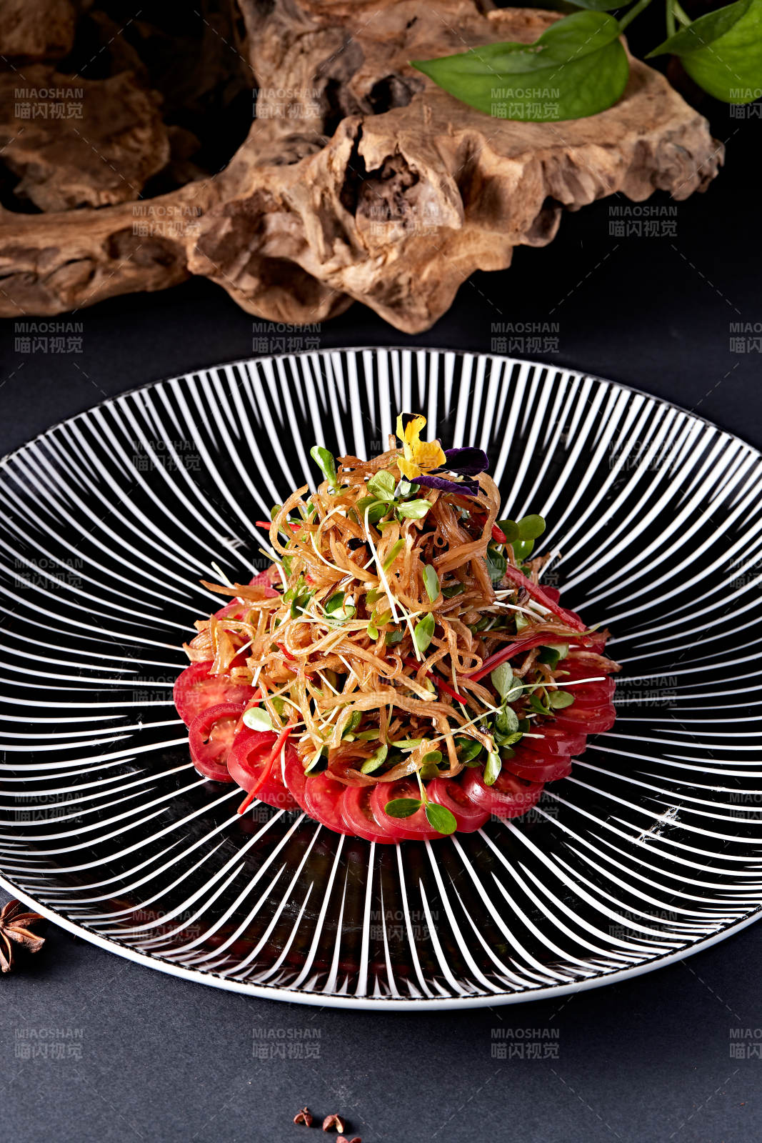 香椿苗炝拌杏鲍菇丝配圣女果图片