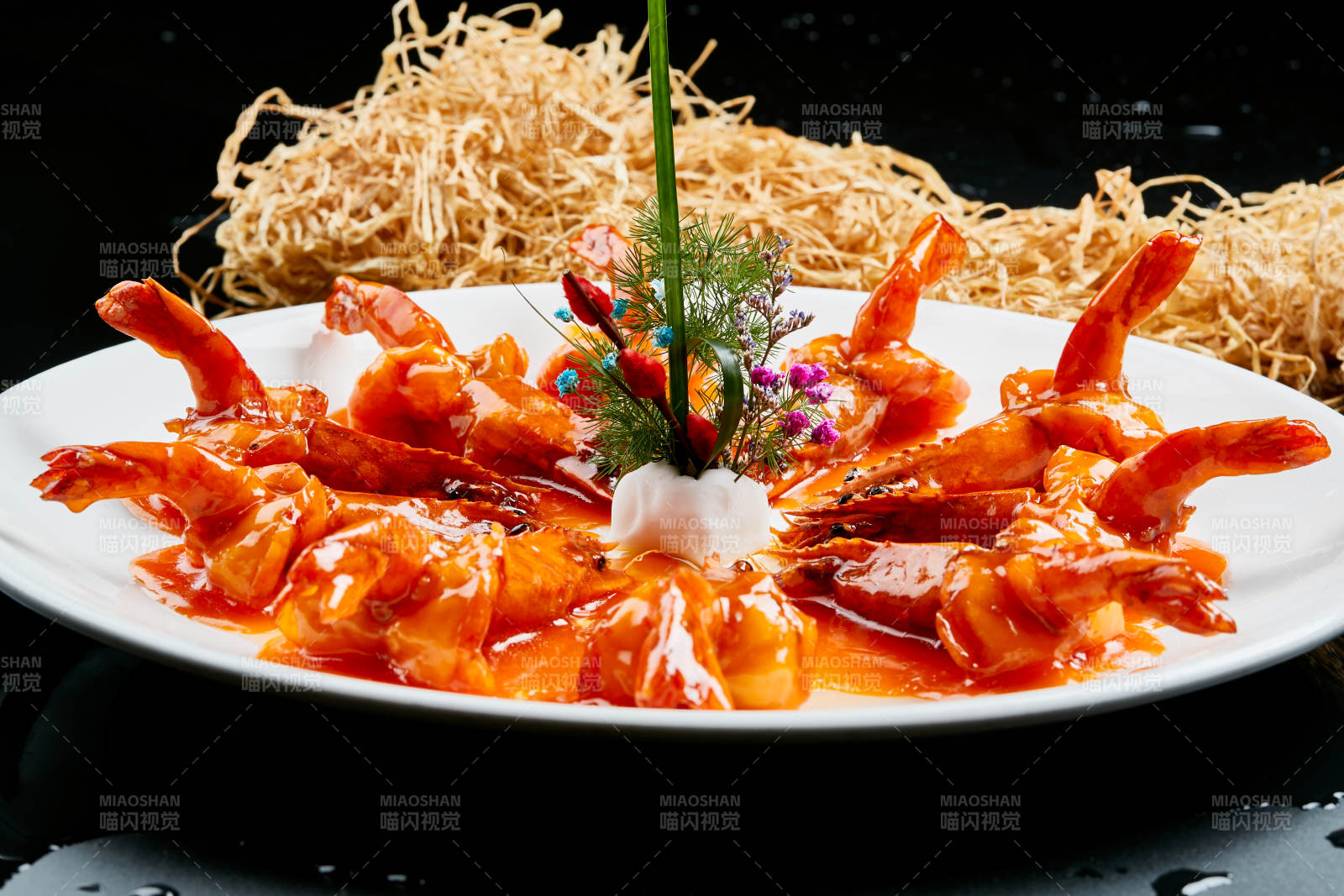 白色瓷盘装的浇汁油炸开背大明虾图片