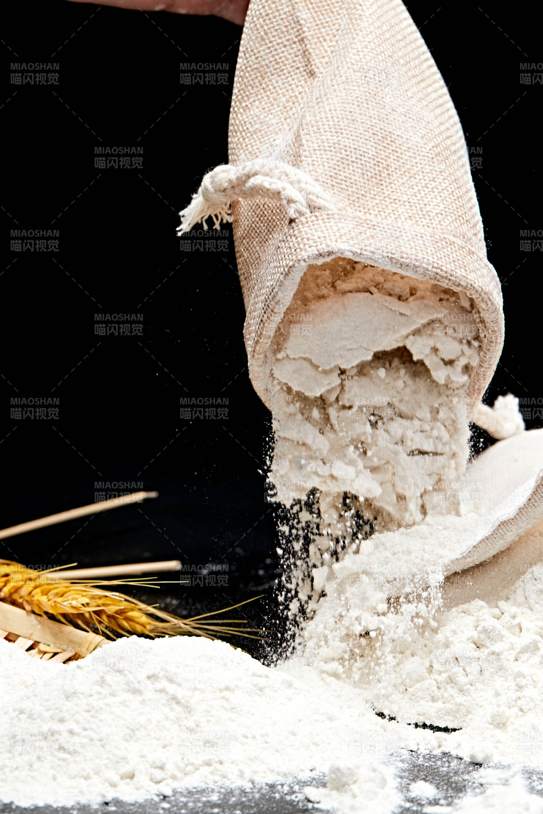黑色背景上的粗粮荞麦面粉图片
