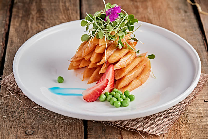 白色瓷盘装的红油香辣萝卜片图片