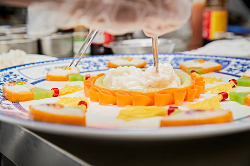 人与食物紧张忙碌的中餐厨房图片