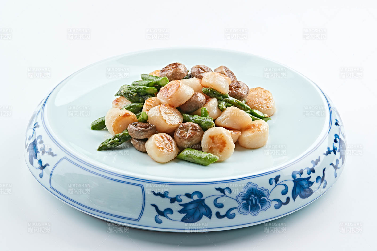 青花瓷器装的澳带口蘑炒鲜芦笋图片