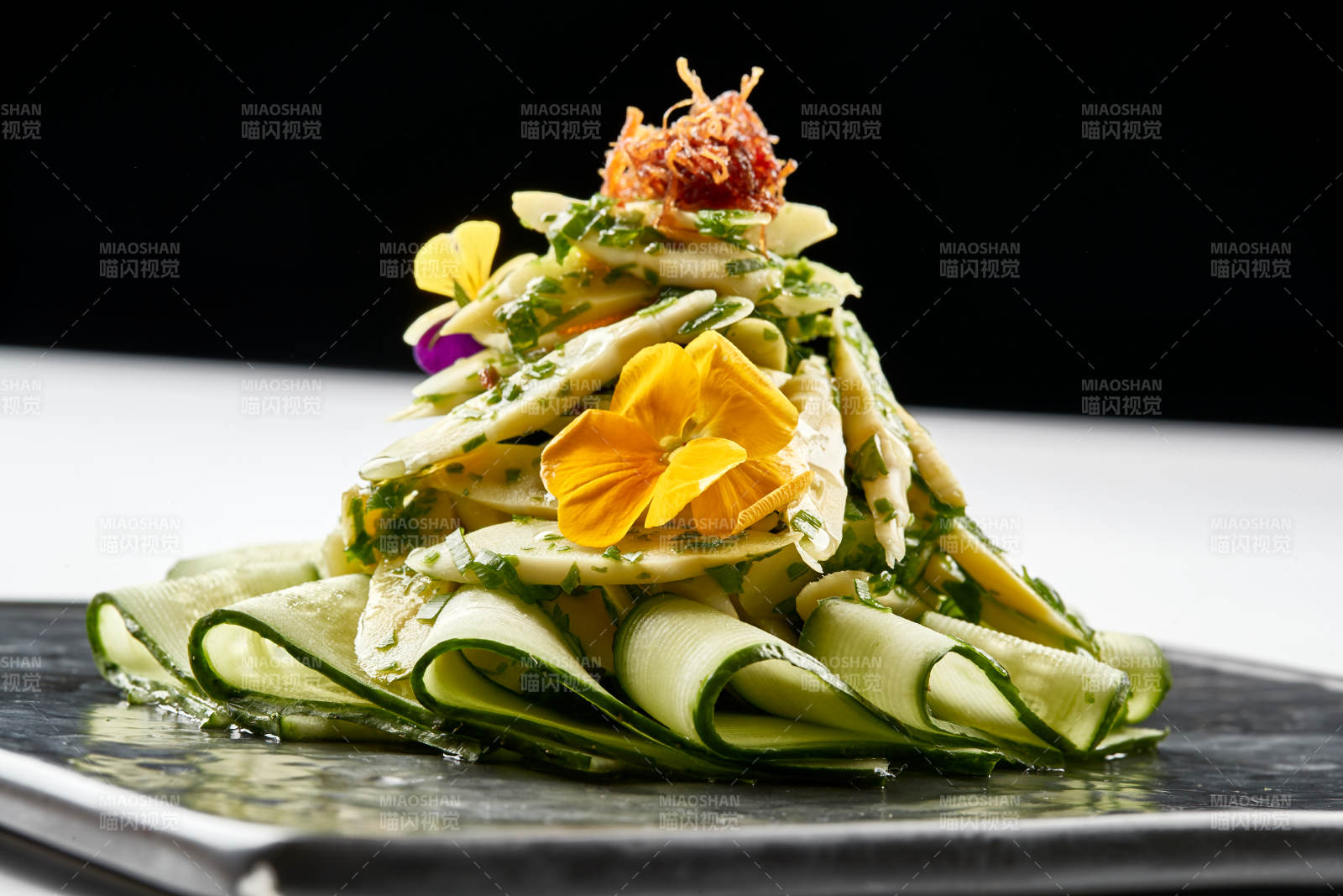 黑色石盘装的油渍春笋尖配乳瓜图片