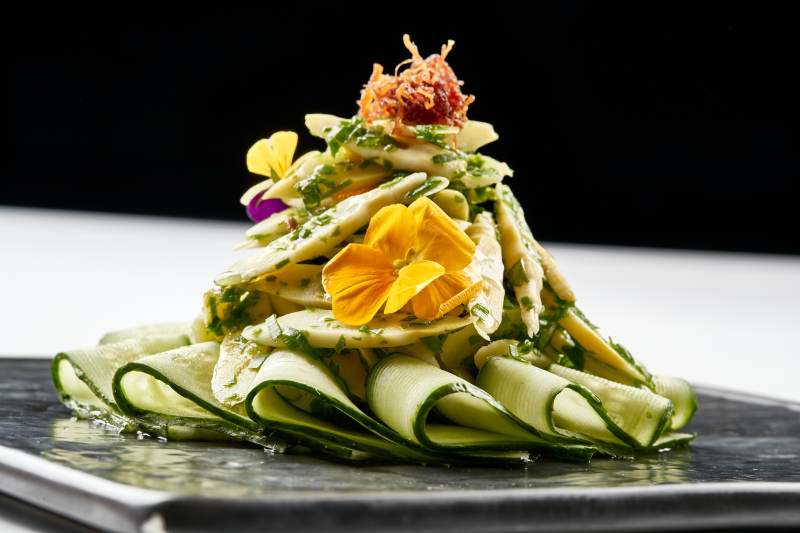 黑色石盘装的油渍春笋尖配乳瓜图片