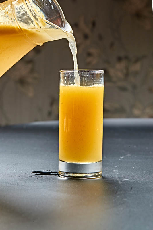 玻璃器皿装的鲜榨百香果汁图片