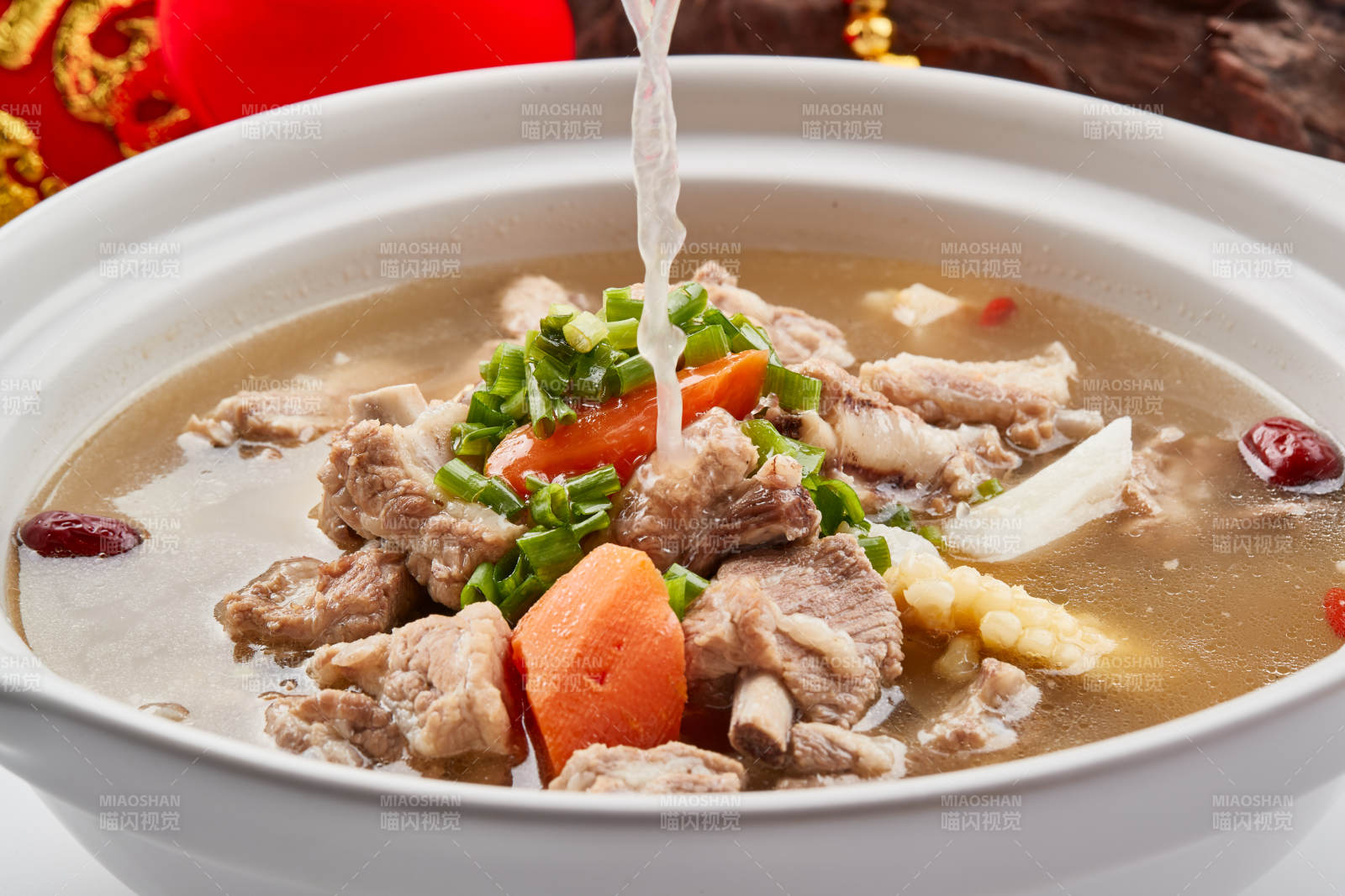 白色砂锅装的清炖萝卜羊肉滋补汤图片