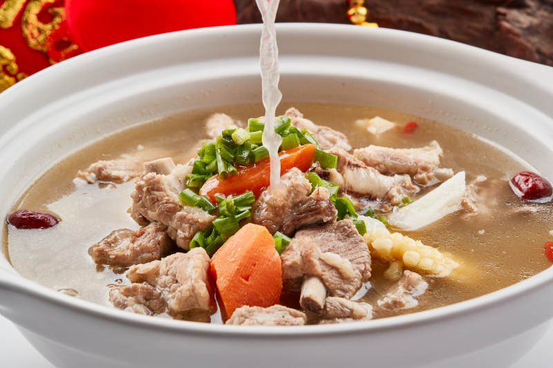 白色砂锅装的清炖萝卜羊肉滋补汤图片