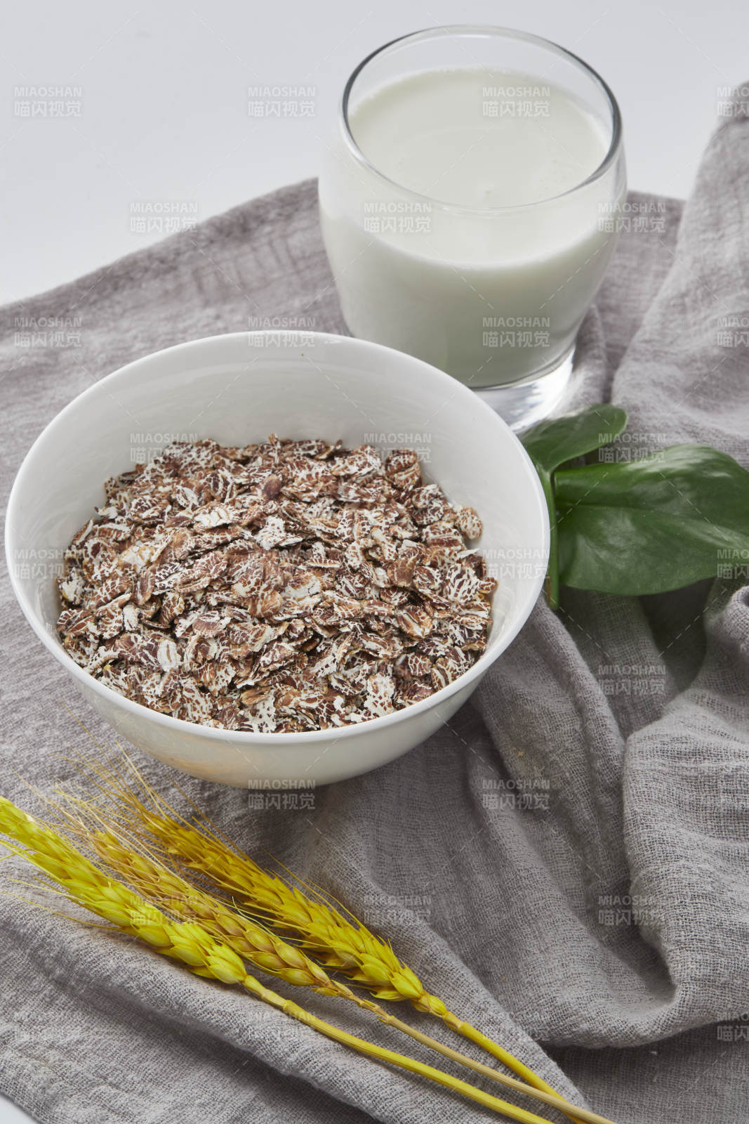 白色背景上的健康低脂黑麦片颗粒图片