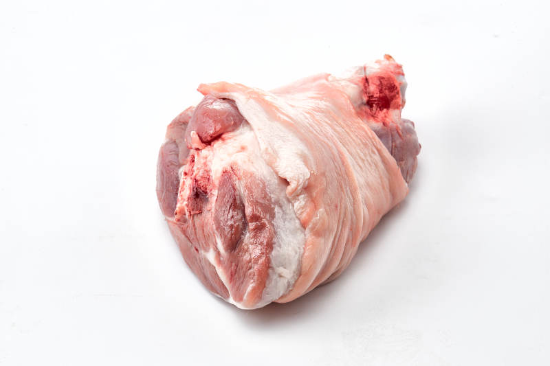 白色背景下的生鲜猪肘子图片