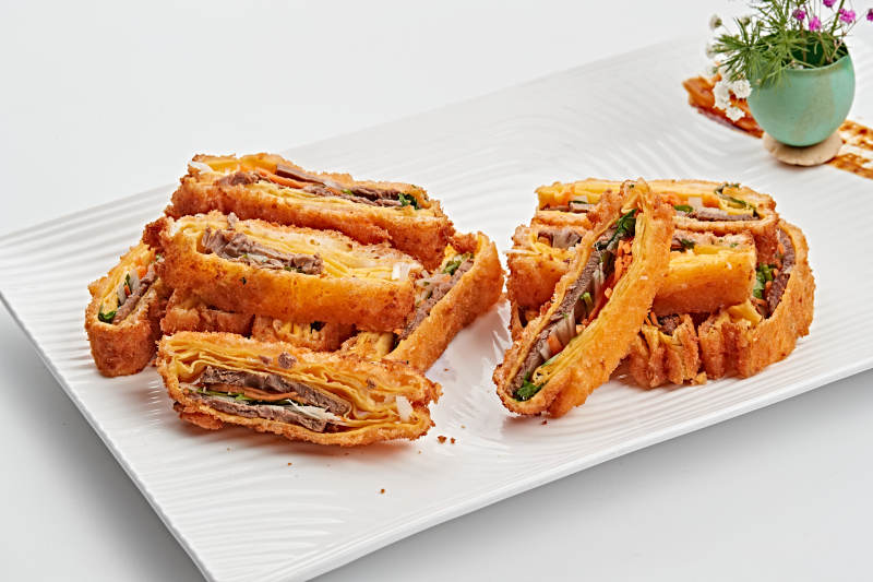 白色瓷盘装的蛋饼香炸小驴肉图片