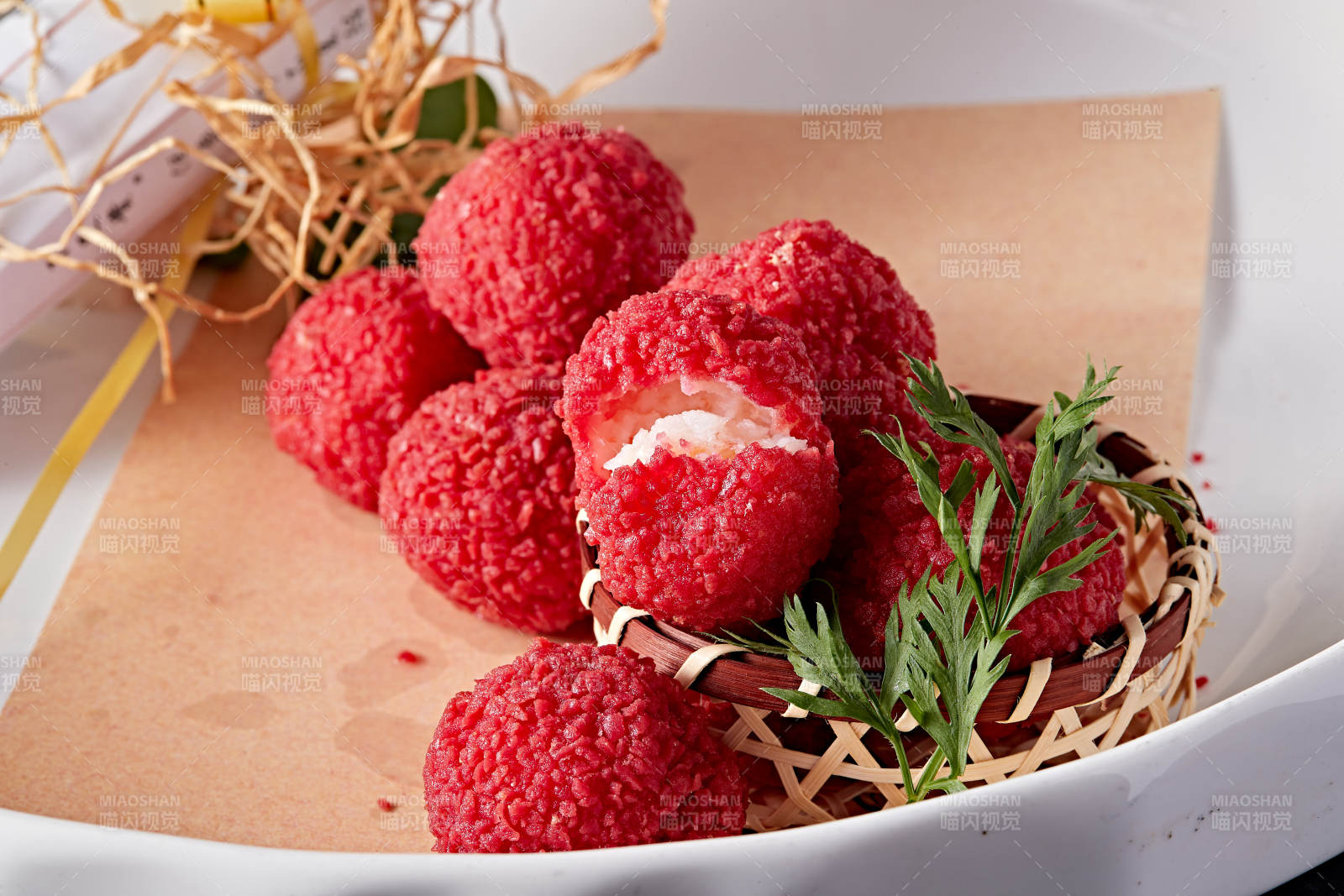 白瓷盘装的精美摆盘的荔枝大虾球图片