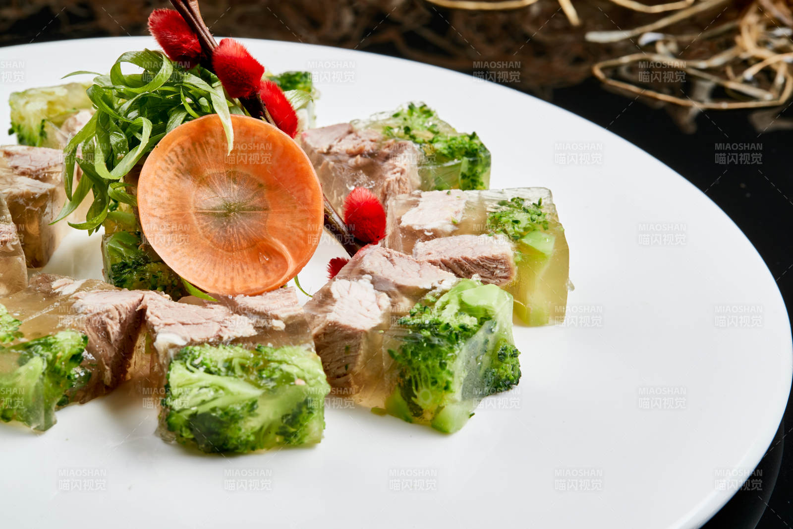 白色瓷盘装的西蓝花牛腱肉皮冻图片