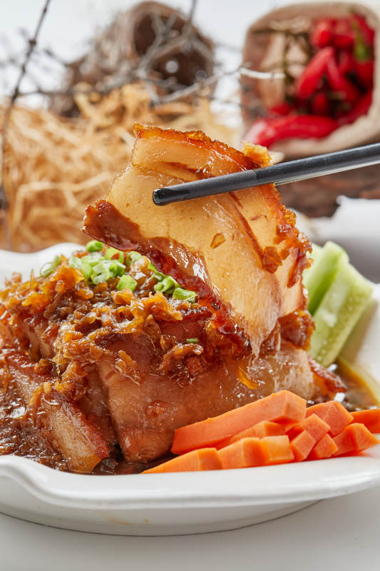 白色瓷餐具装的梅菜扣肉图片