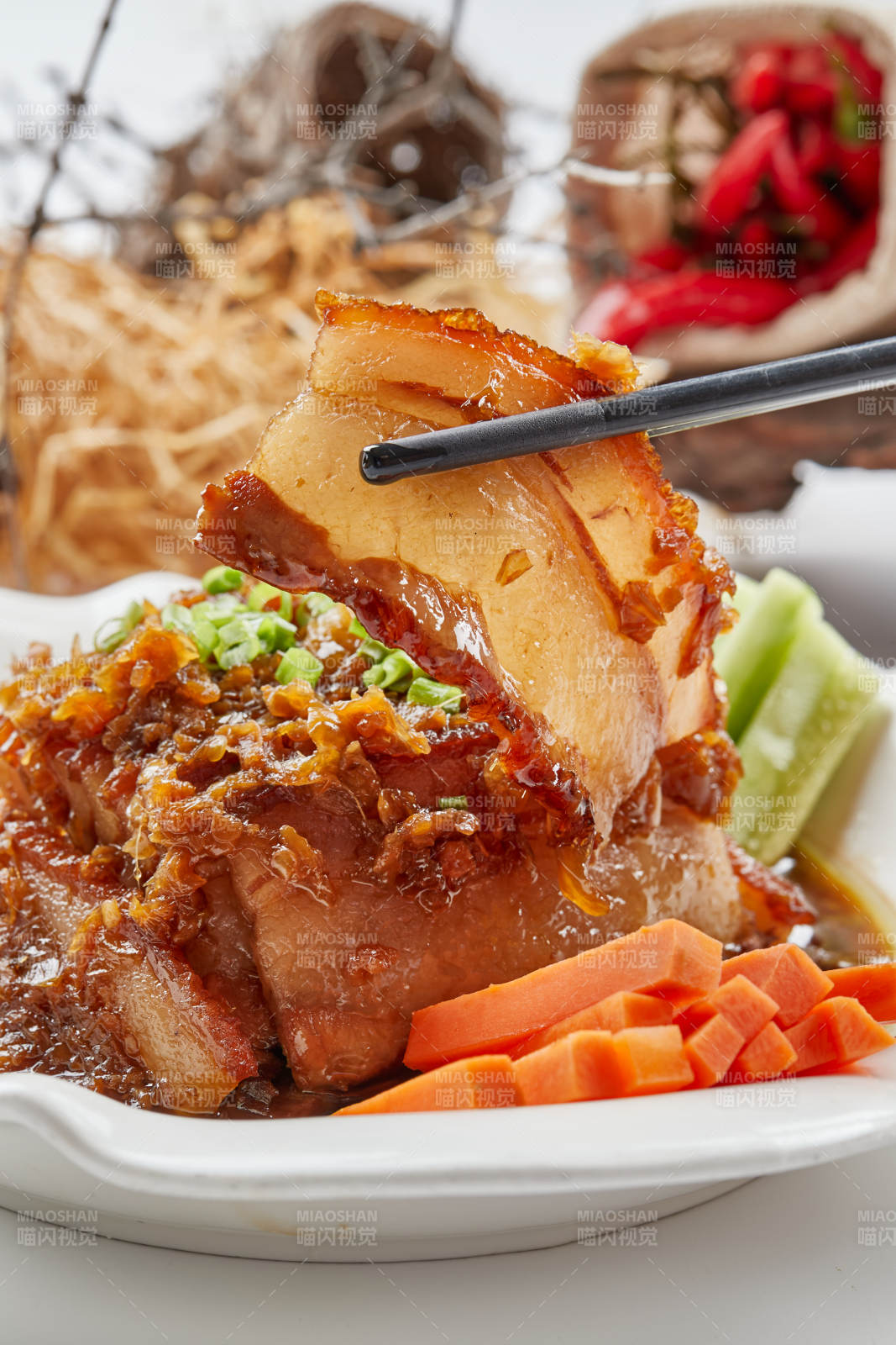 白色瓷餐具装的梅菜扣肉图片