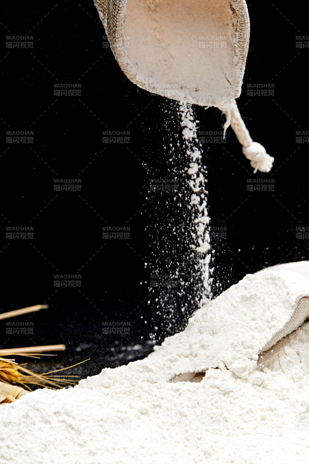 黑色背景上的粗粮荞麦面粉图片