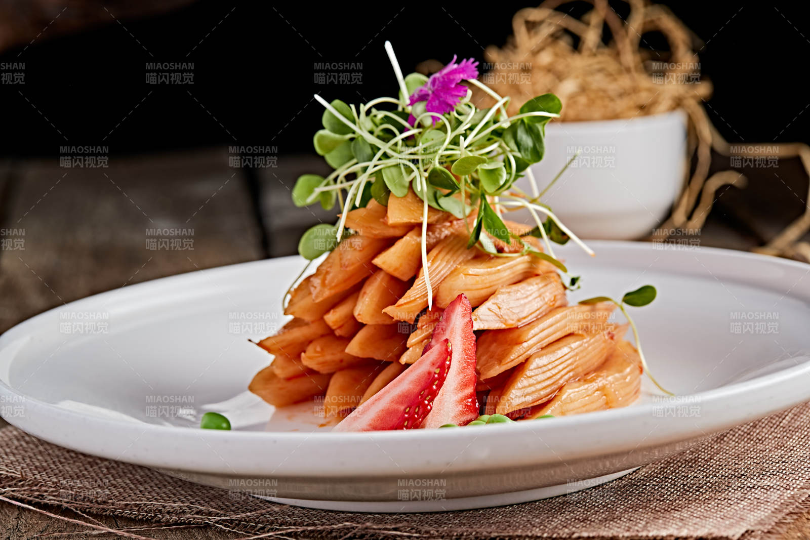 白色瓷盘装的红油香辣萝卜片图片
